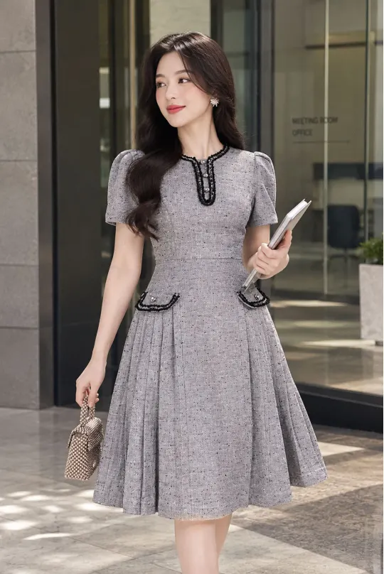 Đầm công sở chữ A xếp ly phối đen