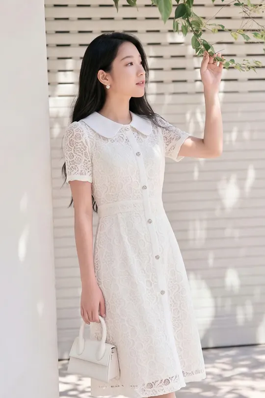 Đầm ren trắng dự tiệc cổ sen phối nút